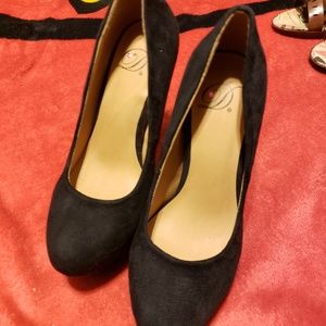 NWOT Heart in D Platform High Heel Size 5 1/2